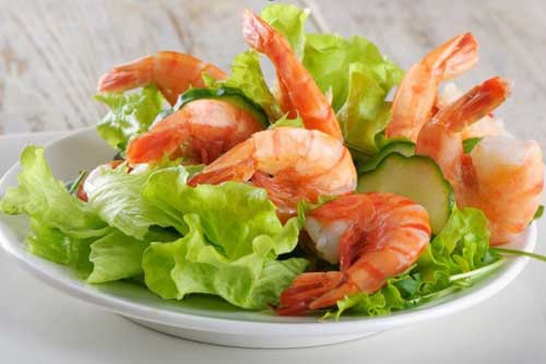 Зеленый салат с креветками