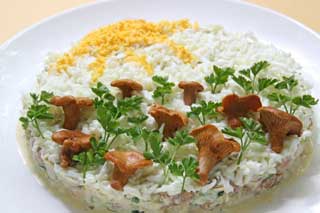 Салат с копчёной курицей и маринованными грибами
