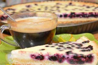 Пирог с черникой и сметанной заливкой