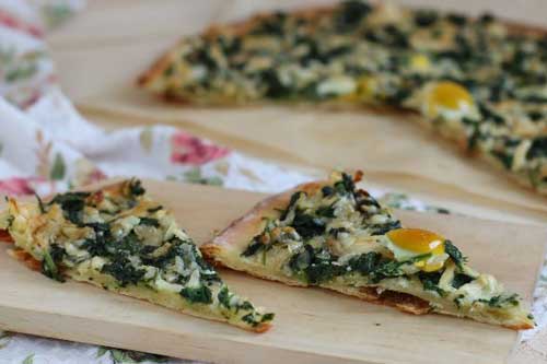 Пицца со шпинатом и перепелиными яйцами