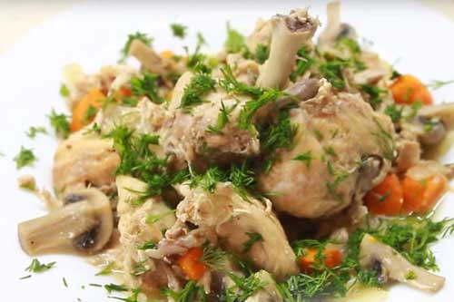 Кролик, тушенный в сливках, с грибами