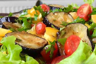 Теплый салат из баклажанов, с соево-медовым соусом