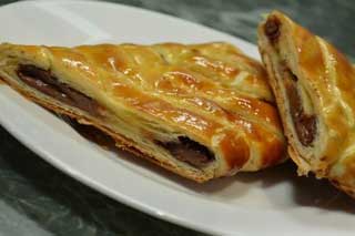 Штрудель из слоеного теста с шоколадом