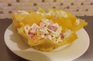 Салат "Мандариновая нежность" в сырной корзиночке