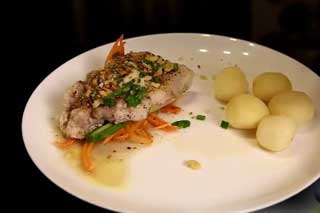 Судак, запечённый в духовке, на подушке из овощей