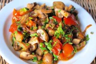 Теплий грибний салат з помідорами