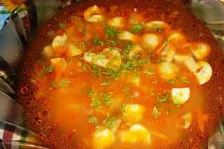 Постный томатный суп с фасолью и грибами