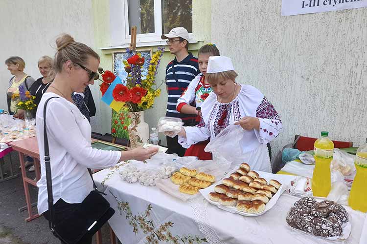 На благодійному ярмарку у Гребінці для ЗСУ зібрали майже 90 тисяч гривень