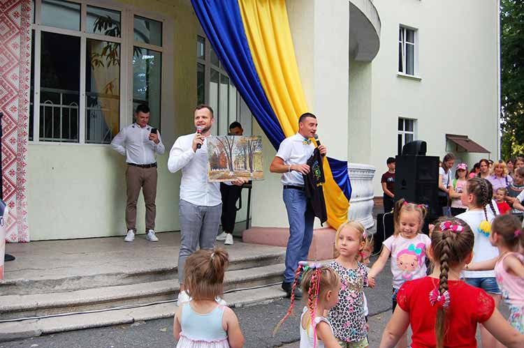 молоді вокалісти брати Владислав та Віталій Лобачі.у Гребінці