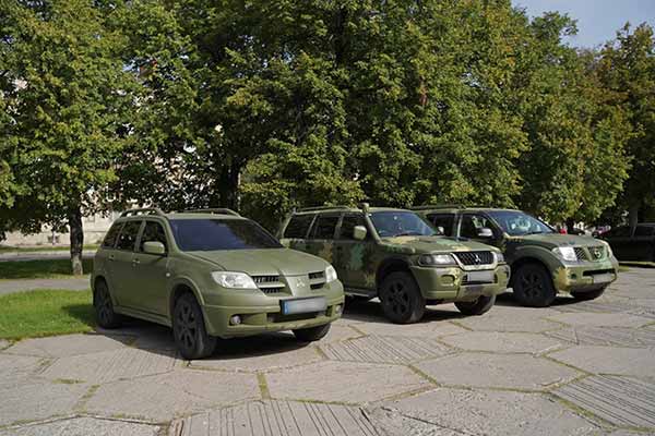 Полтавським військовим передали ще 3 позашляховики