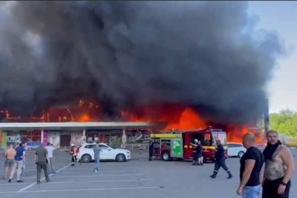 Ракетний удар РФ по торговому центру на Полтавщині: кількість жертв зросла 10