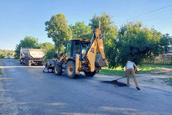 На вулиці Січових Стрільців у Пирятині триває ремонт дороги