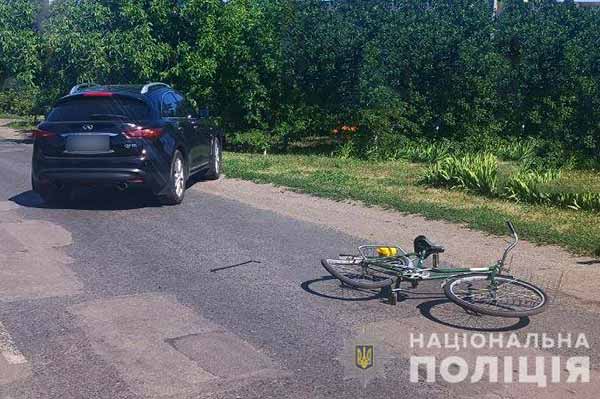 На Полтавщині автомобіль Infiniti збив велосипедистку
