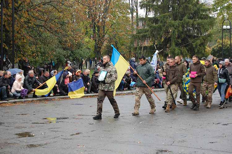 21 жовтня у Київському військовому госпіталі від тяжких поранень помер, відважний захисник України, сержант Овраменко Євгеній Володимирович