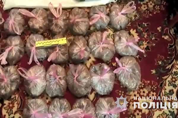 На Полтавщині четверо ділків постачали до обласного центру наркосировину та прекурсори 