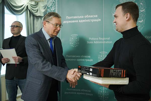 Закладам освіти Полтавщини передали нову інтернет-техніку