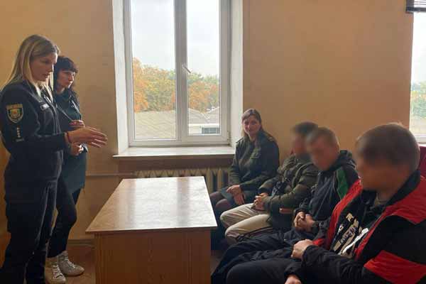 У Лубенському районі правоохоронці спільно з пробацією та військовими говорили з неповнолітніми правопорушниками про ціну морального вибору