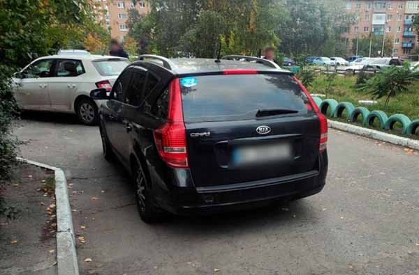 Автомобіль у Полтаві, рухаючись заднім ходом, збив жінку-пішохода