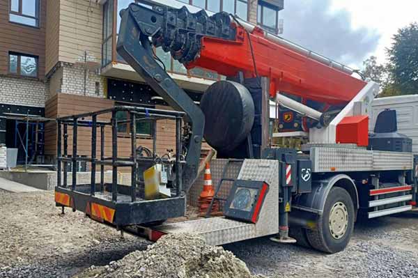 На Полтавщині двоє робітників травмувалися внаслідок падіння з висоти