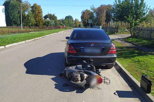  водій скутера «Suzuki» зіткнувся із автомобілем «Mercedes»