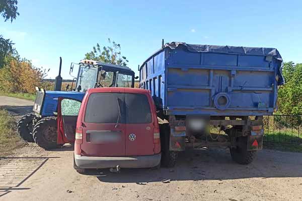 Відбулося зіткнення трактора МТЗ з автомобілем «Volkswagen Caddy»