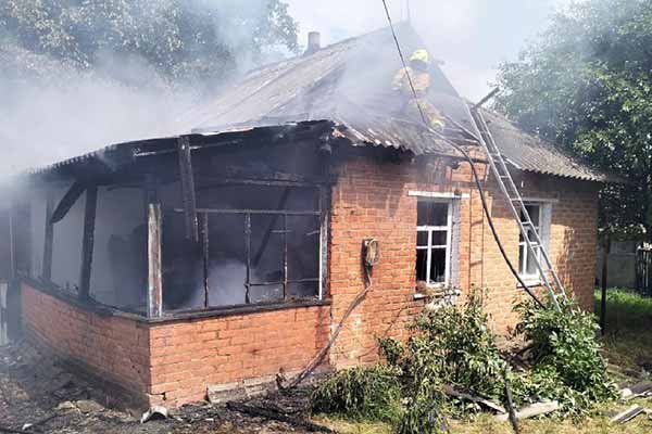 На Полтавщині жінка отримала опіки через пожежу у будинку