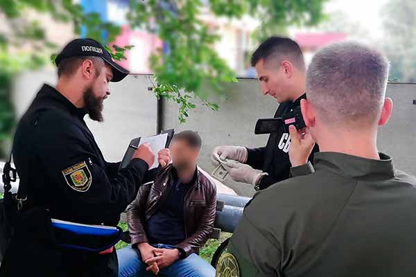 На Полтавщині 35-річний чиновник вимагав та отримав хабар