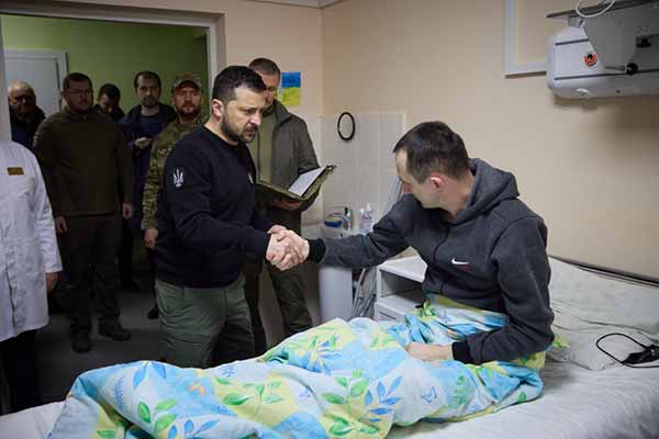 На Полтавщині Президент відвідав у лікарні поранених військовослужбовців