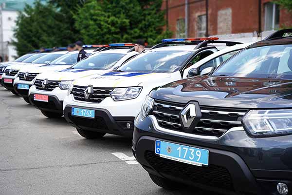 Поліція Полтавщини отримала 10 службових транспортних засобів