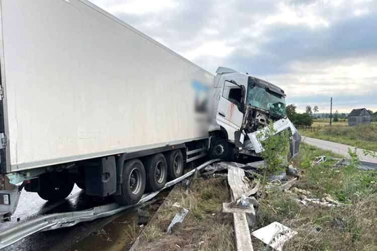 На Полтавщині вантажний автомобіль зіткнувся з металевим відбійником
