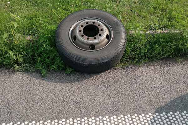 На Полтавщині під час руху у вантажівки відпало колесо та травмувало жінку