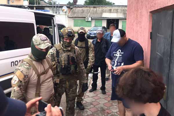 На Полтавщині правоохоронці припинила діяльність підпільного цеху з виготовлення тютюнової продукції