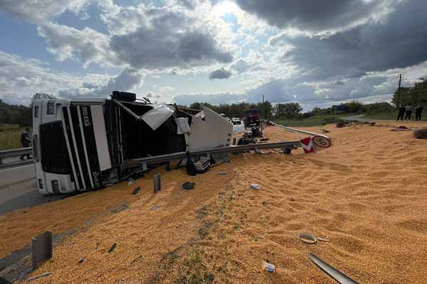 На Полтавщині вантажний автомобіль перевернувся на узбіччя дороги