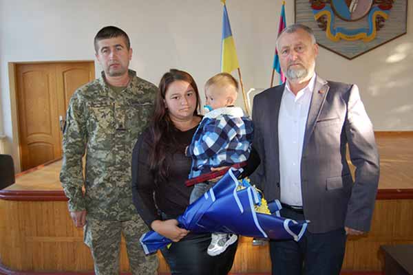 Син та дружина полеглого воїна із Гребінківщини отримали орден "За мужність"