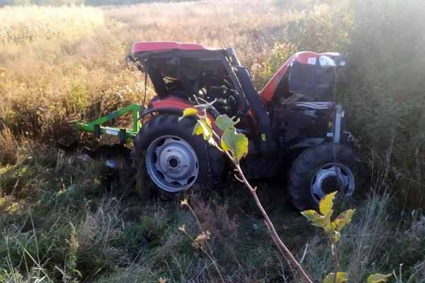 На Полтавщині вантажівка зіткнулася з трактором: водія останнього госпіталізували