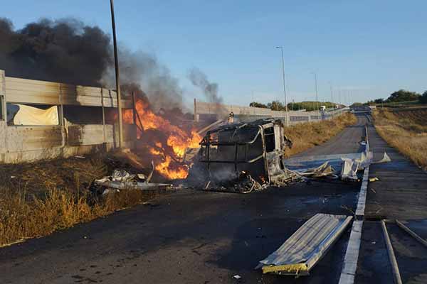 На Полтавщині вантажівка врізалась у відбійник і загорілася