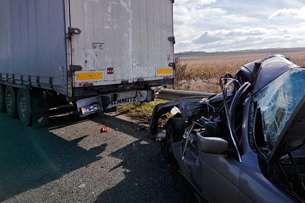 На Полтавщині автомобіль BMW зіткнувся з вантажівкою: є поранений