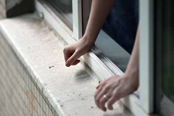 У Полтаві з вікна готелю випала 27-річна жінка