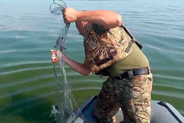 На Кременчуцькому водосховищі водна поліція виявила 1200 метрів браконьєрських сіток