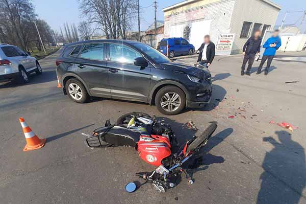 На Полтавщині Opel зіткнувся з мотоциклом, 40-річний водій двоколісника отримав тілесні ушкодження