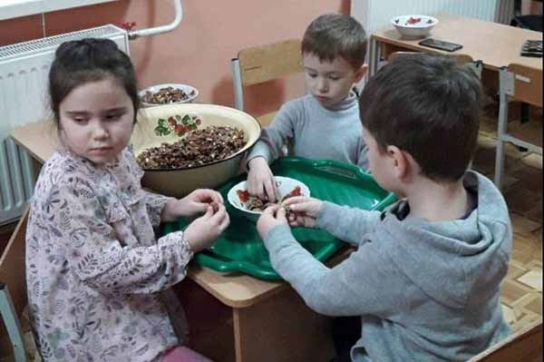 На Полтавщині діти колють горіхи для військовослужбовців