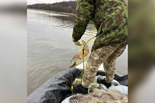 На Полтавщині водна поліція виявила понад 300 метрів браконьєрських сіток з рибою