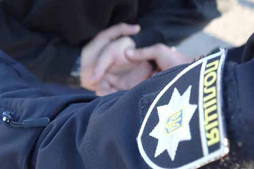 Посварилися: на Полтавщині 20-річний чоловік ножем порізав родича 