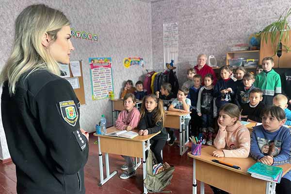На Полтавщині ювенальні поліцейські обговорили з учнями правила безпечної поведінки