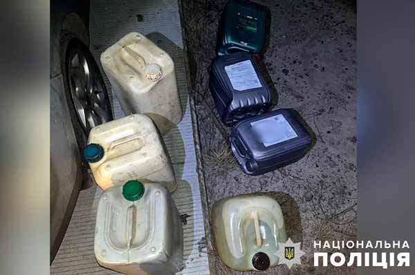 На Полтавщині, поки водій вантажівки спав, 32-річний чоловік злив з неї близько 50 літрів дизпалива 