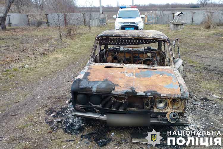 Поліція розслідує обставини підпалу двох автомобілів