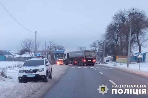 На автодорозі Полтавщини рятувальники визволили вантажівку, що застрягла