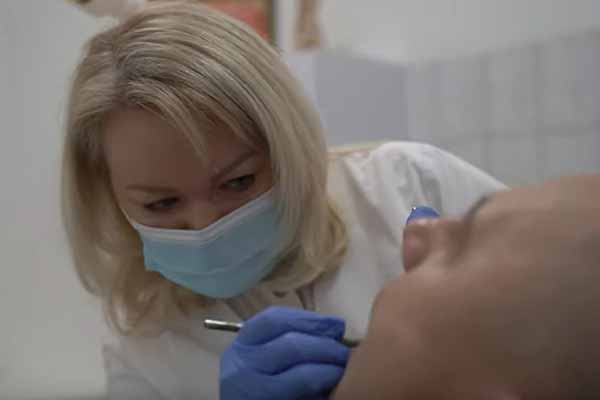 На Полтавщині стоматологи встановили перші зубні імпланти військовослужбовцю після важкого поранення