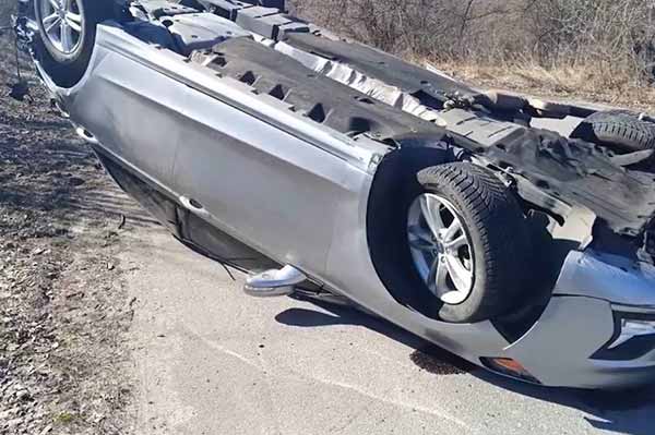 На Полтавщині авто перекинулося на дах, у салоні була маленька дитина