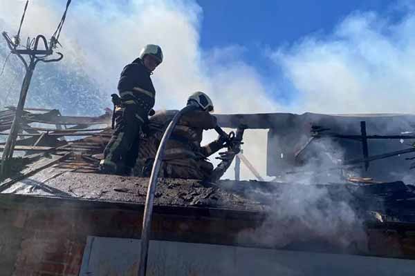 На Полтавщині горіли гаражі — врятовано два легкових автомобіля